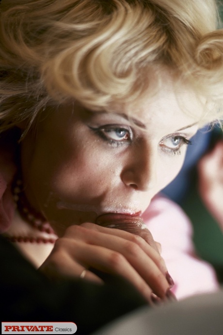 Белокурая секретарша из семидесятых соблазняет своего босса на секс в офисе