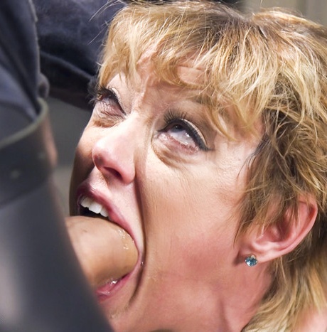 Зрелая женщина Ди Уильямс получила проникновение в свою задницу, находясь в рабстве