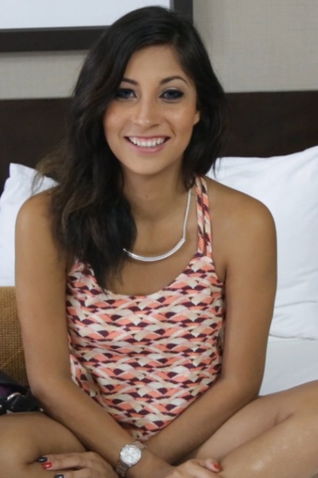 Молоденькая латиноамериканка Джейд Янцен и ее друг-мужчина снимают домашнее секс-видео