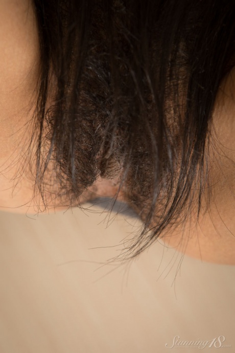 Длинноногая 18-летняя Резза играет со своей волосатой муфтой после раздевания