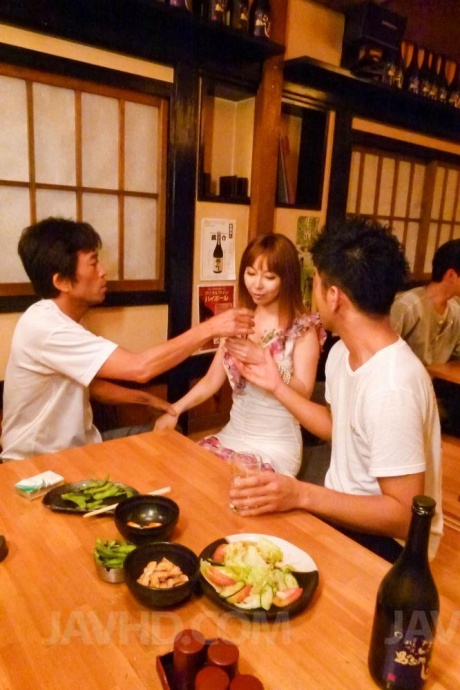 Рыжеволосая японка Минами Китагава мастурбируется парой парней