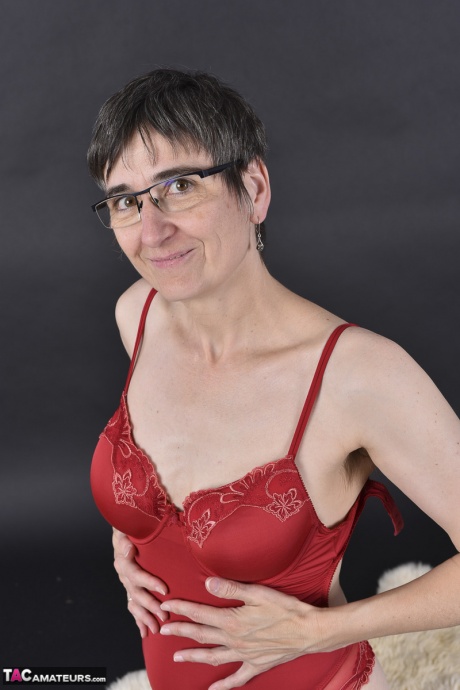 Высокая пожилая леди вытаскивает яйца Бен Ва из своей бритой киски в обнаженном виде