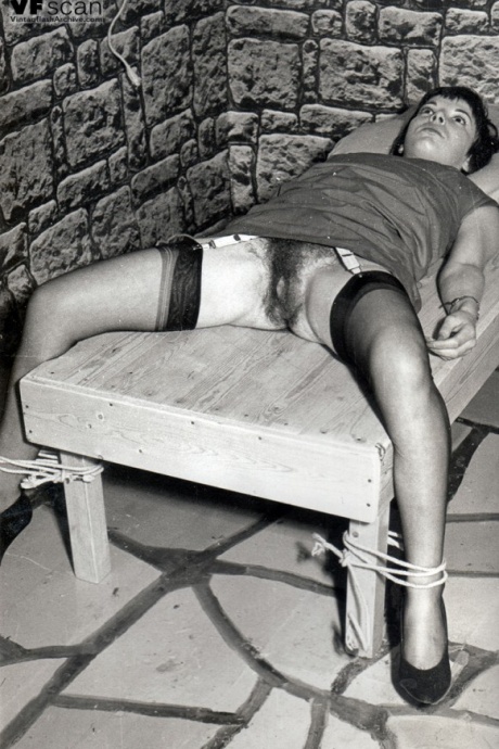 Винтажные порнозвезды приподнимают свои юбки, чтобы показать потрясающе волосатых бобров