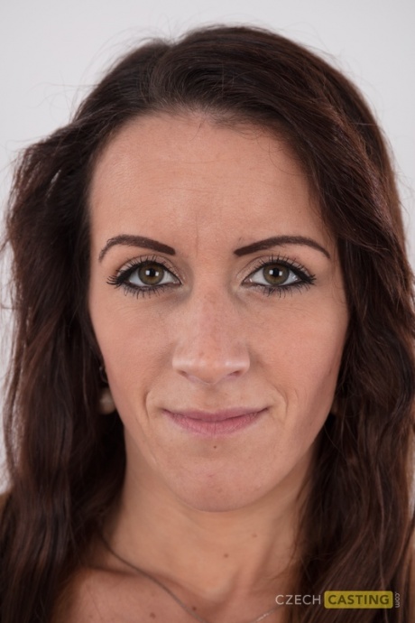 Чешская мать снимает красное платье и нижнее белье, чтобы дебютировать в обнаженном виде