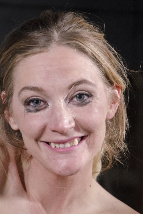 Обнаженной девушке Моне Уэйлс удается выдавить улыбку после экстремального секса в бондаже