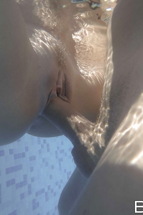 Горячая блондинка Хлоя Лакорт занимается жестким подводным трахом на открытом воздухе в бассейне