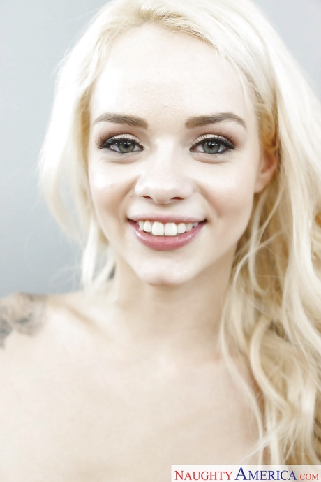 Молоденькая блондинка Эльза Джин сосет член как настоящая богиня в офисе