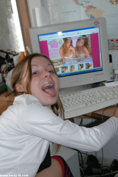 Едва закончившая школу студентка обнажает свое хлопчатобумажное нижнее белье во время просмотра порнографии