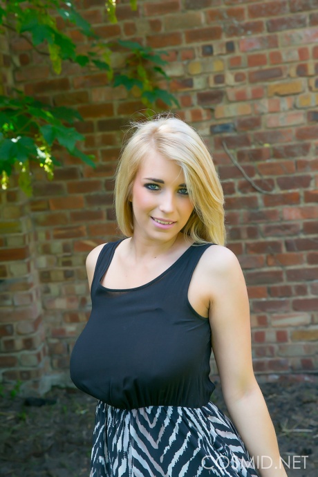 Грудастая блондинка Джоди снимает свою одежду на открытом воздухе, чтобы позагорать на своих отвисших сиськах