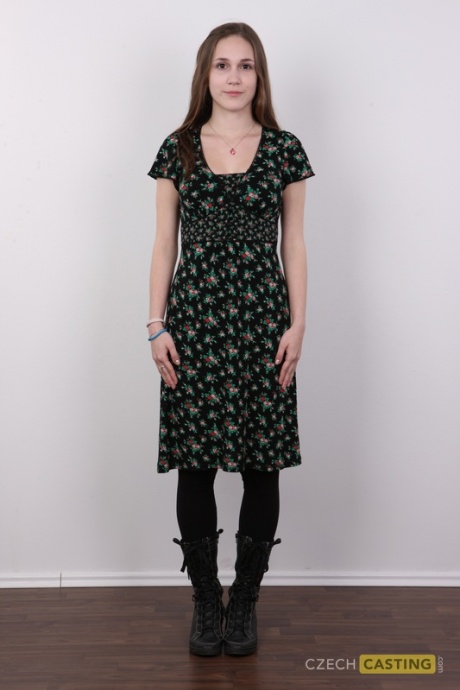 Девушка по соседству типа Клары снимает с себя одежду и ботинки, чтобы раздеться догола