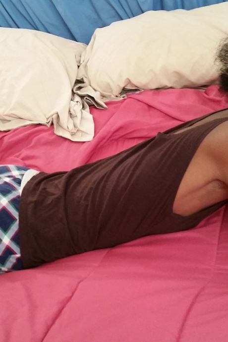 Худенькая чернокожая цыпочка Чийоки ласкает свой кустик во время премьеры обнаженной модели