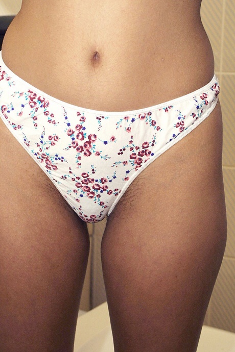 Жена-индианка с большими натуральными сиськами освобождает волосы на лобке от трусов на сиденье унитаза