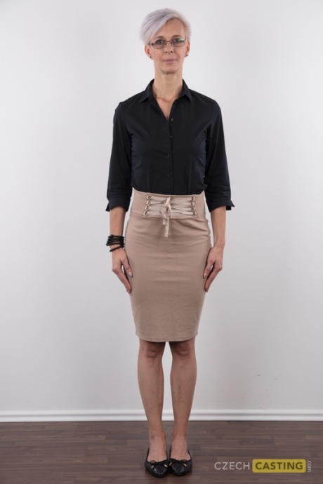 Высокая леди Мартина не снимает очков, полностью обнажая свою стройную фигуру