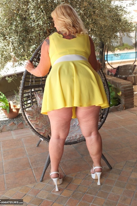Толстая блондинка Мелоди сбрасывает желтое платье, оставаясь в бюстгальтере и трусиках