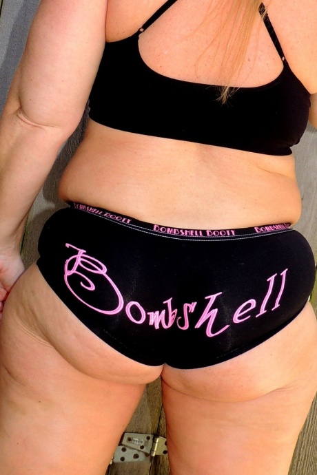 Толстая женщина Ди Сирен получает сперму на свои очки во время секса ММФ на кровати