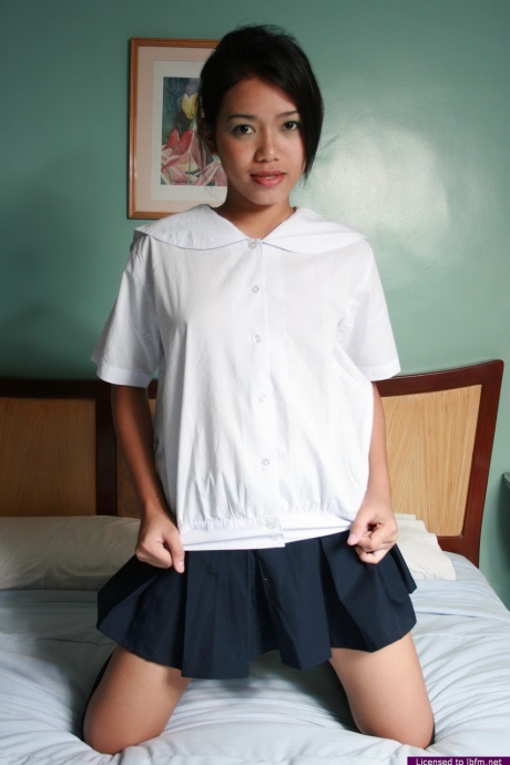 Азиатская школьница дебютирует обнаженной в черных гольфах выше колена
