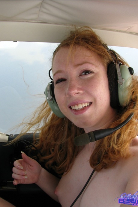 Натуральная рыжеволосая Ники Блю полностью раздевается на борту небольшого моторного самолета