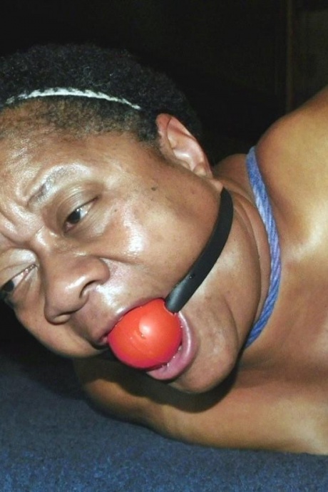 Полная негритянка Трикси борется с кляпом во рту, пока ее связывают