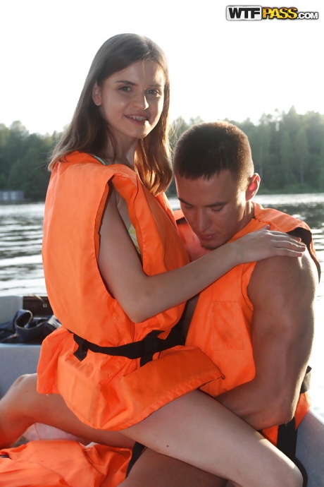 Два парня берут симпатичную девушку Анну Тейлор на лодку и трахают ее там