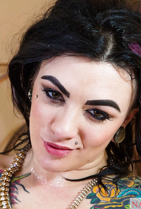 Жирная жена-брюнетка Скарлет Лавей показывает свой пирсинг, наслаждаясь кисками.